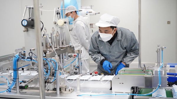 Производство медицинских масок в Тайканг, Китай